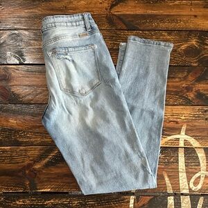 Kancan light wash distressed skinny jean. Size 7